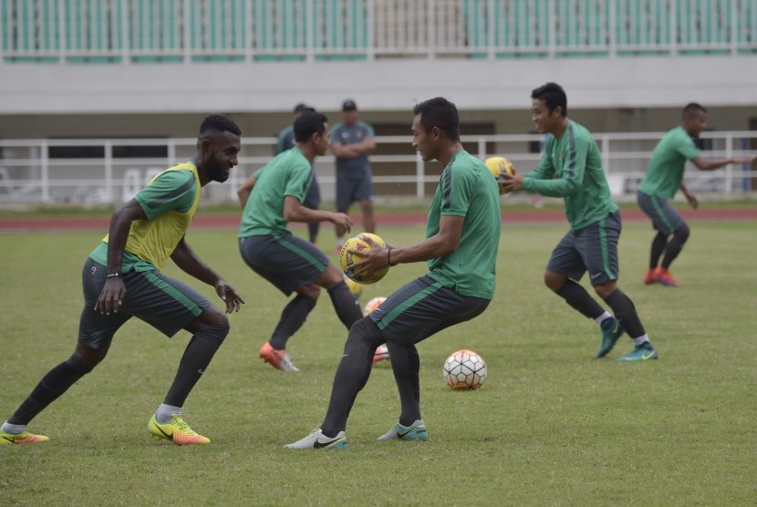 Sejumlah pemain timnas Indonesia mengikuti latihan perdana usai lolos grup A AFF Suzuki Cup 2016 di Stadion Pakansari, Kabupaten Bogor, Jabar, Selasa (29/11). 