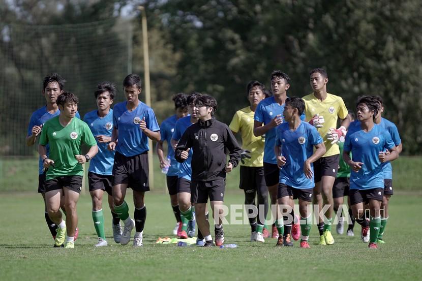 Sejumlah pemain timnas Indonesia U-19 dan ofisial melakukan pemanasan saat pemusatan latihan di Kroasia, Jumat (18/9/2020). 