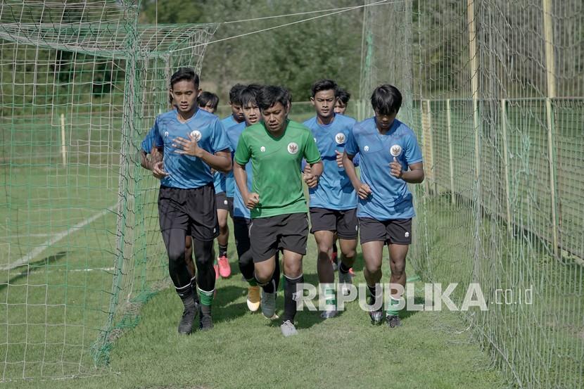 Sejumlah pemain Timnas Indonesia U-19 dan ofisial melakukan pemanasan saat pemusatan latihan di Kroasia, Jumat (18/9). (ilustrasi)
