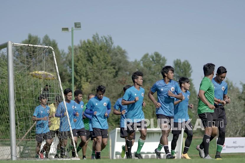 Sejumlah pemain Timnas Indonesia U-19 melakukan pemanasan saat pemusatan latihan di Kroasia, Jumat (18/9/2020).