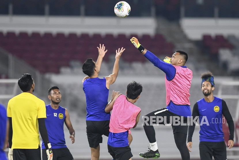Sejumlah pemain timnas Malaysia mengikuti latihan resmi di Stadion Utama Gelora Bung Karno, Senayan, Jakarta, Rabu (4/9/2019). 