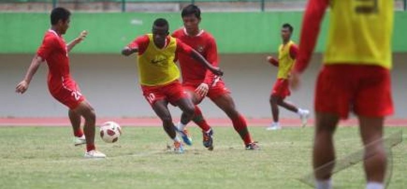 Sejumlah pemain timnas melakukan latihan di Stadion Manahan, Solo, Jumat (4/11).