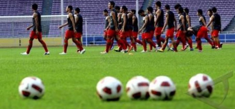 Sejumlah pemain timnas melakukan latihan jelang pertandingan putaran kedua Pra-Piala Dunia 2014 melawan timnas Turkmenistan di Stadion Utama Gelora Bung Karno (SUGBK), Senayan, Jakarta, Selasa (26/7). 