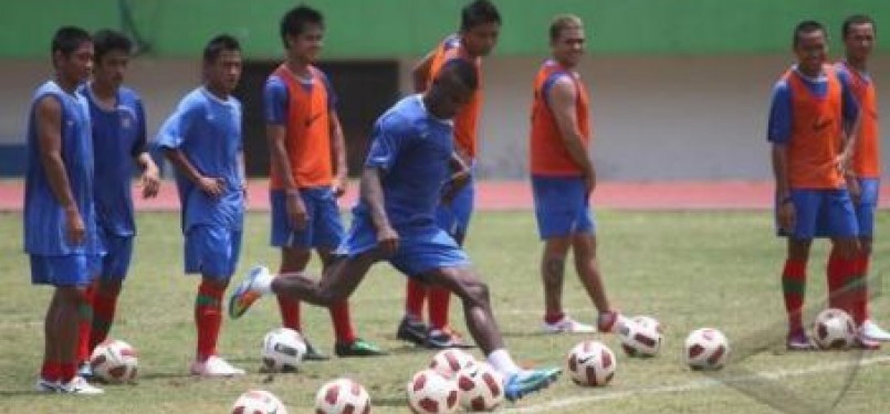 Sejumlah pemain timnas melakukan latihan Perdana training camp (TC) di Stadion Manahan, Solo, Selasa (1/11).