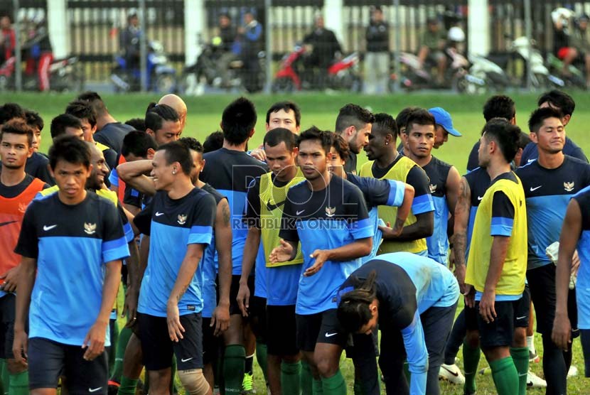  Sejumlah pemain timnas melakukan latihan untuk persiapan menghadapi pertandingan penyisihan Pra Piala Asia melawan Arab Saudi di Lapangan C, Senayan,Jakarta, Senin (18/3).  (Republika/Prayogi)