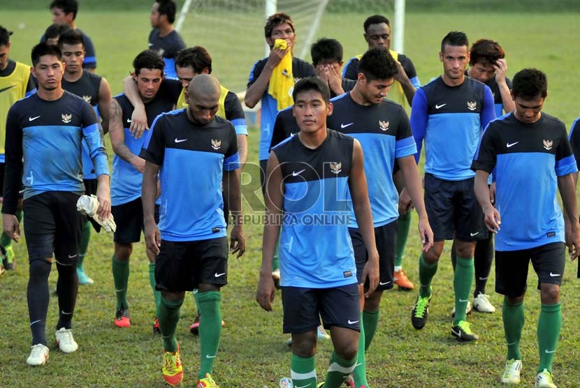  Sejumlah pemain timnas melakukan latihan untuk persiapan menghadapi pertandingan penyisihan Pra Piala Asia melawan Arab Saudi di Lapangan C, Senayan,Jakarta, Senin (18/3).  (Republika/Prayogi)
