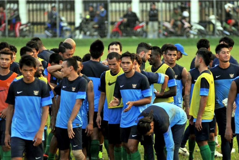 Sejumlah pemain timnas melakukan latihan untuk persiapan menghadapi pertandingan penyisihan Pra Piala Asia melawan Arab Saudi di Lapangan PSSI, Jakarta, Senin (18/3). 