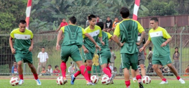 Sejumlah pemain Timnas mengikuti latihan ketahanan fisik di Stadion Krakatau, Cilegon, Ahad (6/8).