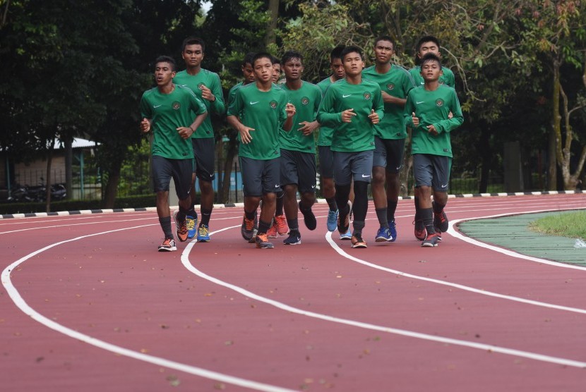 Sejumlah pemain Timnas U-16 mengikuti latihan ketahanan fisik di Stadion Atang Sutresna, Cijantung, Jakarta, Selasa (11/4). 