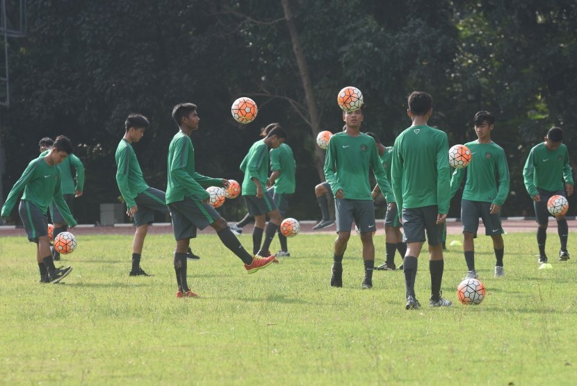 Sejumlah pemain Timnas U-16 mengikuti latihan ketahanan fisik di Stadion Atang Sutresna, Cijantung, Jakarta, Selasa (11/4). 