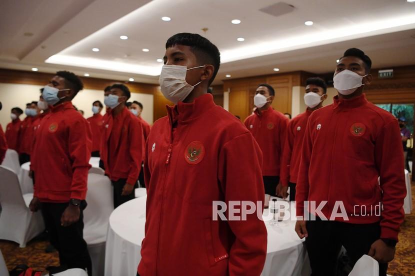 Sejumlah pemain Timnas U-18 menyanyikan lagu Indonesia Raya saat pelepasan Pemusatan Latihan Timnas U-18 di Jakarta, Senin (15/11/2021). Timnas U-18 akan melakukan pelatnas di Turki sebagai persiapan jelang Piala Dunia U-20 pada 2023.