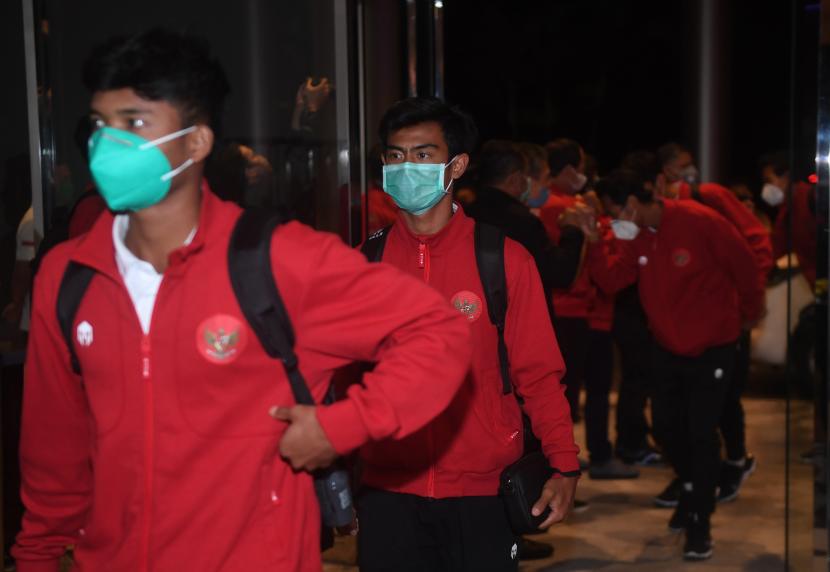 Sejumlah pemain Timnas U-19 berjalan memasuki penginapan setibanya di Jakarta, Selasa (27/10/2020). Timnas U-19 tiba di tanah air setelah menjalani pemusatan latihan di Kroasia.