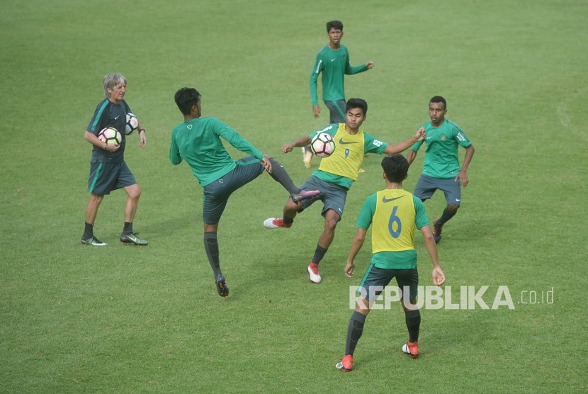 Sejumlah pemain Timnas U-19 berlatih di Lapangan ABC, Kompleks Gelora Bung Karno, Senayan, Jakarta, Kamis (22/2).