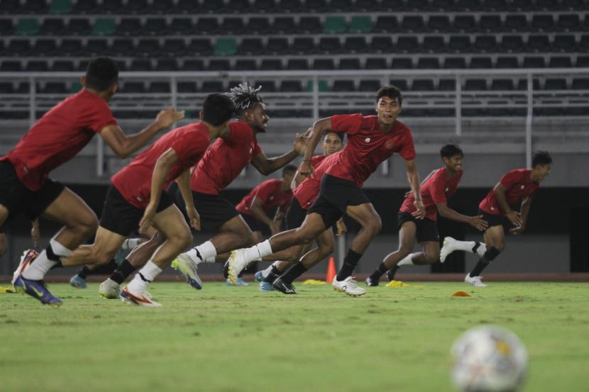 Sejumlah pemain Timnas U-19 mengikuti latihan di Stadion Gelora Bung Tomo, Surabaya, Jawa Timur, Kamis (8/9/2022). Latihan tersebut dalam rangka persiapan untuk menghadapi laga kualifikasi Piala Asia U-20 2023. 