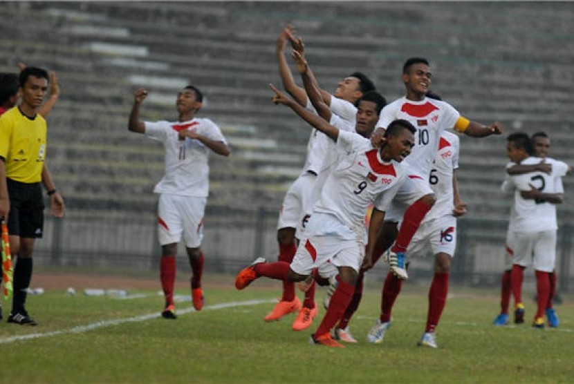 Sejumlah pemain Timnas U19 Timor Leste melakukan selebrasi usai menjebol gawang lawan. 