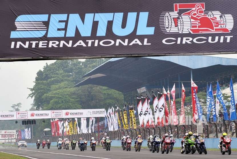 Sejumlah pembalap beradu cepat dalam race ke-2 kelas Asia Production 250cc Asia Road Racing Championship (ARCC) seri ke-5 di Sirkuit Internasional Sentul, Kabupaten Bogor, Jawa Barat, Ahad (14/10). (Ilustrasi) 