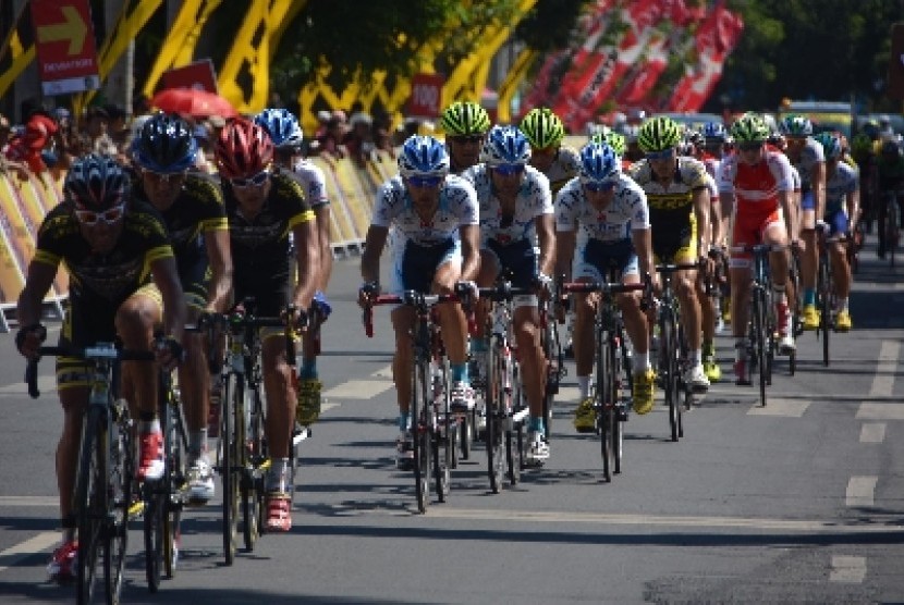 Sejumlah pembalap beradu cepat pada etape pertama 'Banyuwangi Tour de Ijen 2013' pada Sabtu (2/11).