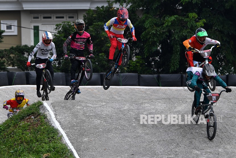 Sejumlah pembalap BMX memacu sepedanya dalam moto ketiga junior putra Kejuaraan Nasional BMX 2020 di Jakarta International BMX.