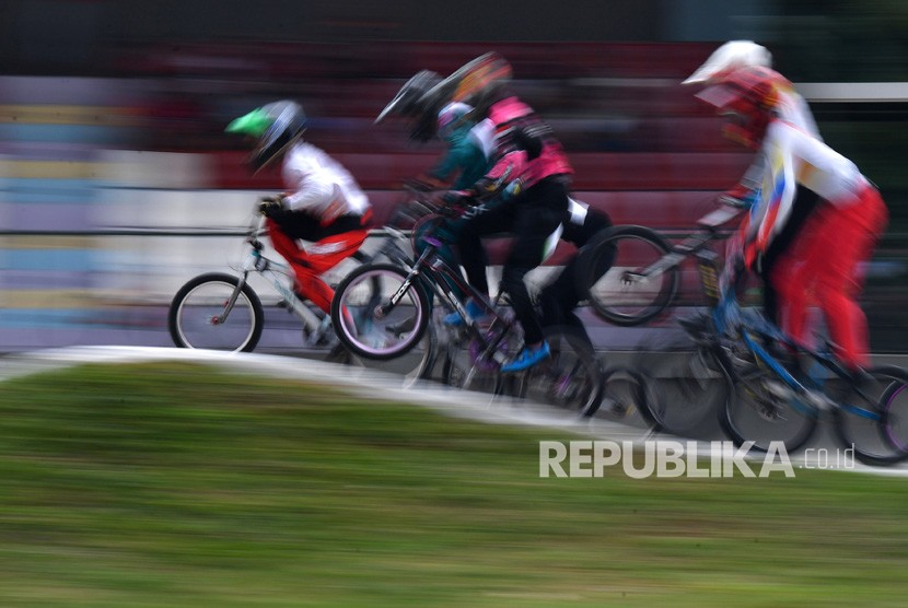 Sejumlah pembalap BMX memacu sepedanya dalam moto ketiga junior putra Kejuaraan Nasional BMX 2020 di Jakarta International BMX Pulomas, Jakarta Timur, Jumat (14/2/2020).