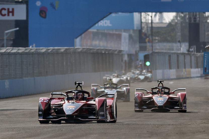 Sejumlah Pembalap melaju saat mengikuti sesi latihan Formula E seri kesembilan di Jakarta International E-Prix Circuit (JIEC), Jakarta, Sabtu (4/6/2022). 