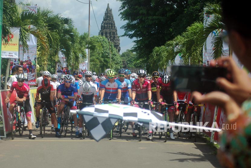 Sejumlah pembalap melakukan start Etape 1 balap sepeda Tour De Indonesia 2018 di kompleks Candi Prambanan, Sleman, DI Yogyakarta, Kamis (25/1).