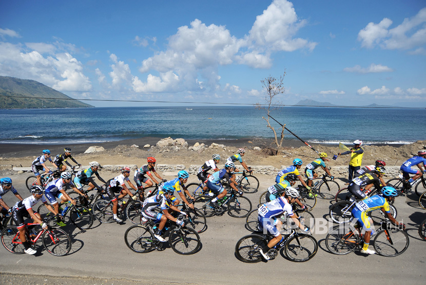 Cyclists cross the seashore of Ende Beach in Tour de Flores (TDF) 2017, Ende, East Nusa Tenggara, Sunday (July 16). 