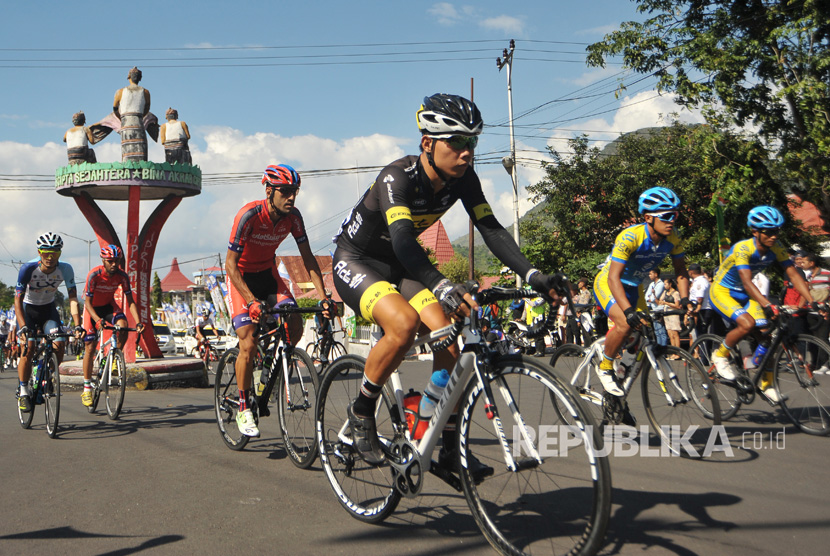 Sejumlah pembalap melintasi Tugu Wandapa'u pada Etape 3 Balap Sepeda Tour de Flores (TDF) 2017 di Ende, NTT, Minggu (16/7). Bulan depan akan digelar Tour de Molvccas. 