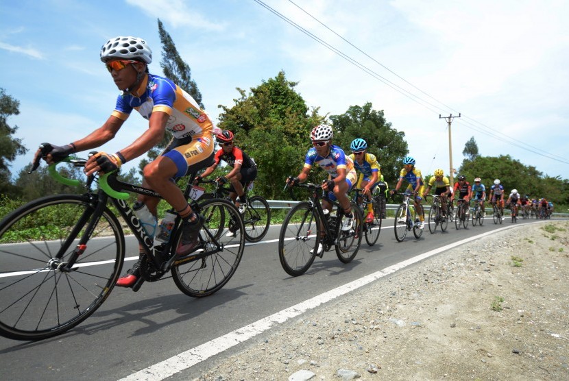 Sejumlah pembalap memacu sepeda pada lomba balap sepeda Tour de Central Celebes (TdCC) etape pertama di Kabupaten Tojo Unauna, Sulawesi Tengah, Senin (6/11). 