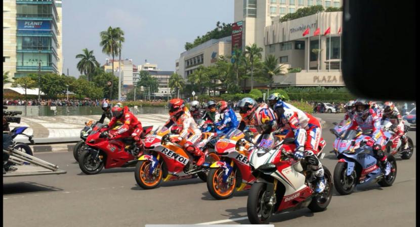 Sejumlah pembalap MotoGP melintasi kawasan Bundaran HI, Jakarta Pusat, Rabu (16/3). 