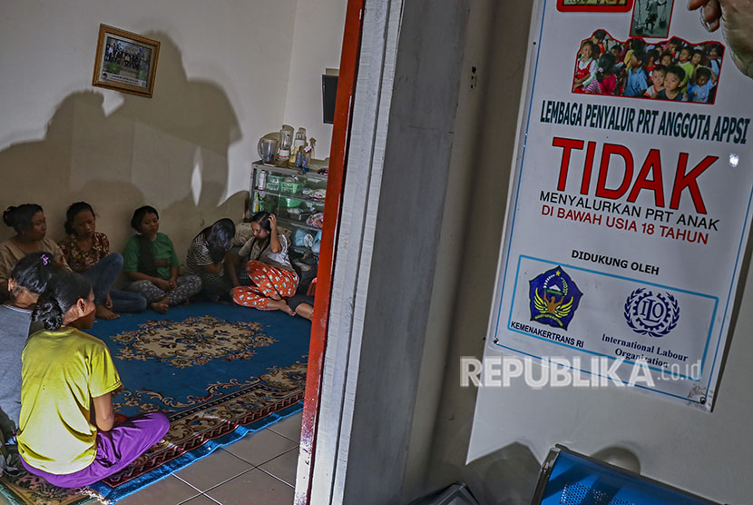 Sejumlah Pembantu Rumah Tangga (PRT) pengganti atau infal beraktivitas di salah satu penyedia jasa tenaga kerja di Jakarta, Jumat (8/6). Keterlibatan Menteri Luar Negeri dalam pembahasan RUU PRT dinilai akan menguatkan. Ilustrasi.