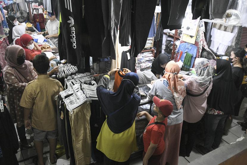 Sejumlah pembeli memadati toko seragam sekolah. Pedagang menuturkan penjualan seragam sekolah meningkat dua kali lipat setelah seluruh sekolah di DKI Jakarta melaksanakan Pembelajaran Tatap Muka (PTM) berkapasitas 100 persen dengan protokol kesehatan Covid-19, Senin (3/1).