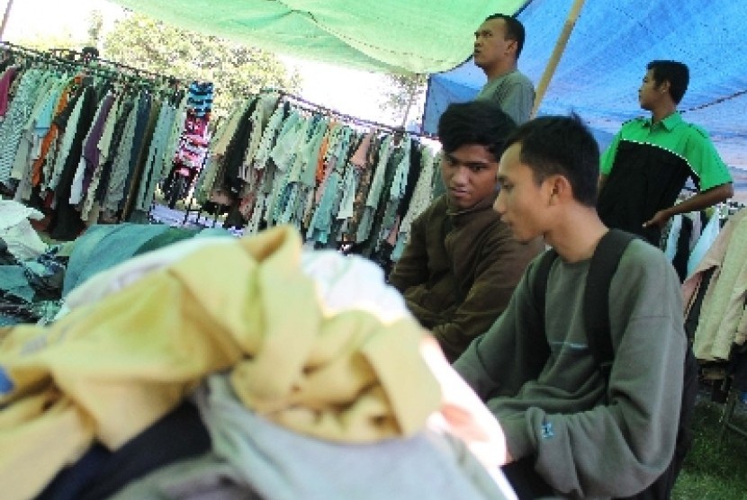 Sejumlah pembeli memilih baju impor bekas di Pasar Kauman, Tulungagung, Jumat (7/3).