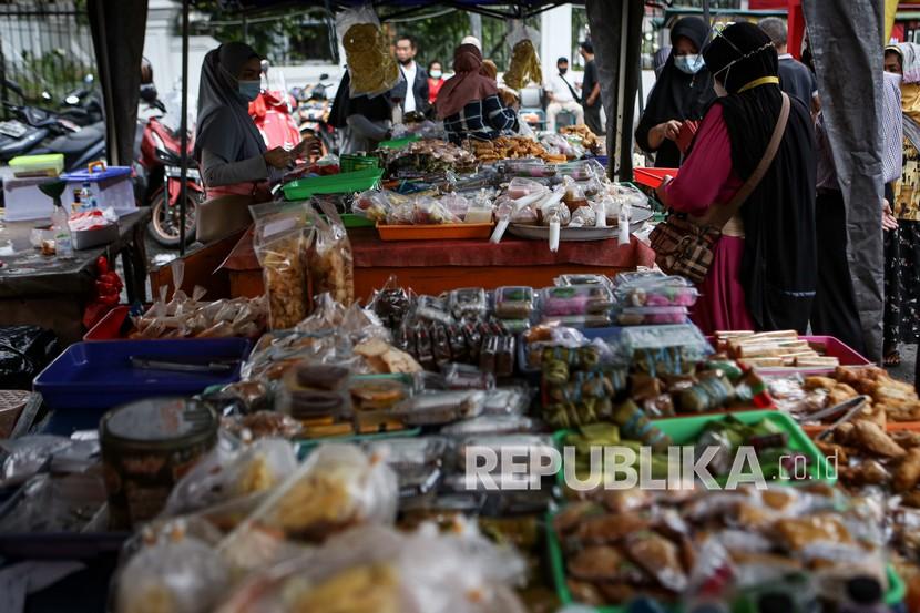 Suasana di di kawasan Pasar Lama, Kota Tangerang, Provinsi Banten. Pemkot Tangerang menggelar tes antigen secara acak pada Senin (18/5), untuk mendeteksi Covid-19.