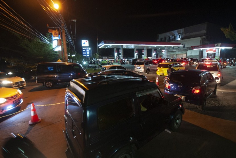 Sejumlah pemilik kendaraan antre di salah satu Stasiun Pengisian Bahan Bakar Umum (SPBU) di Palu, Kamis (11/4/2019).
