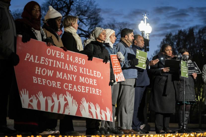  Sejumlah pemimpin agama melakukan mogok makan di luar Gedung Putih untuk menuntut Presiden AS Joe Biden menyerukan gencatan senjata permanen di Gaza pada Rabu (29/11/2023). Pada Jumat (1/12/2023), demonstran menggelar sholat Jumat di depan Kedubes Israel di Washington.