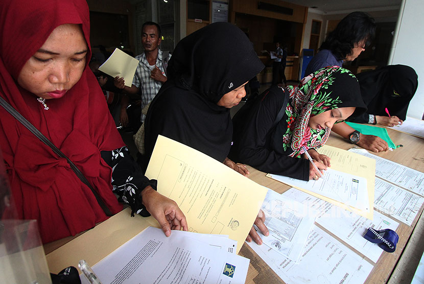 Sejumlah pemohon paspor mengisi formulir pendaftaran di kantor Imigrasi (ilustrasi)