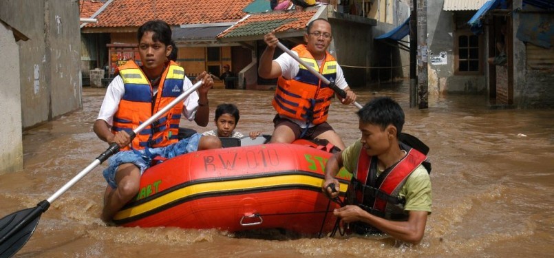 Sejumlah Pemuda dengan perahu karet bersiap - siap menolong warga yang terkena banjir di Jakarta. 