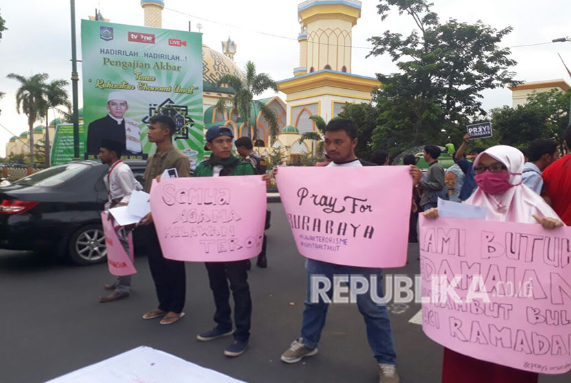 Sejumlah pemuda di NTB menggelar aksi damai di perempatan Islamic Center NTB di Kota Mataram pada Senin (14/5). Massa aksi mengutuk serangan teror di Surabaya dan Sidoarjo.