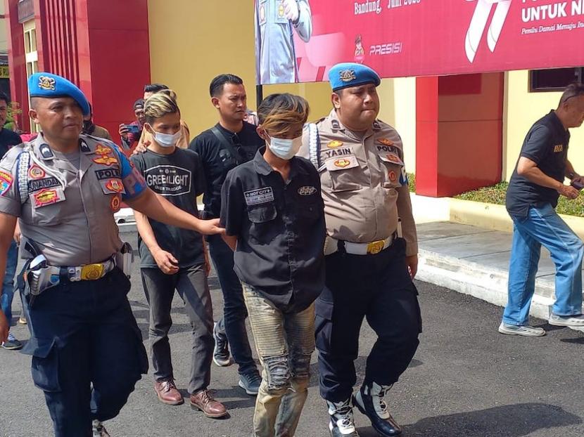 Sejumlah pemuda mabuk yang ugal-ugalan dan membawa senjata tajam di Kecamatan Pameungpeuk, Kabupaten Bandung, Jawa Barat, Rabu (14/6/2023), ditangkap.   