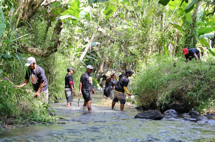 Sejumlah pemuda melakukan kerja bakti di Desa Wisata Grogol, Kalurahan Margodadi, Kapanewon Seyegan, Kabupaten Sleman, DI Yogyakarta. 