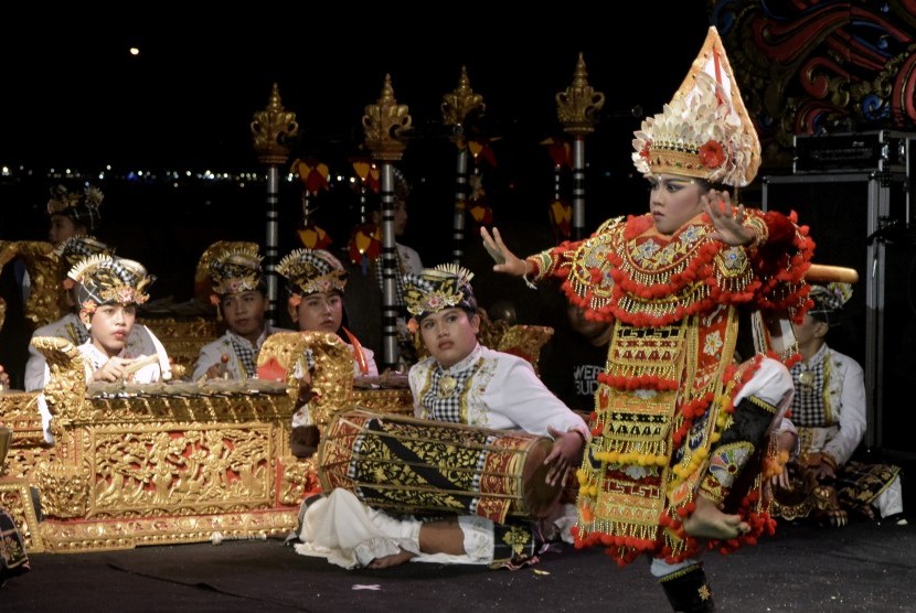 Sejumlah pemuda mementaskan kesenian tradisional Bali saat tampil dalam kegiatan Timeless Indonesia Festival di Pantai Kelan, Badung, Bali, Sabtu (19/8) malam.