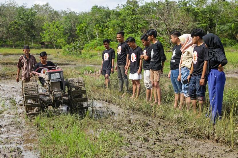 Sejumlah pemuda mempraktikan cara bertani di Desa Mana Resmi, Kecamatan Muara Beliti, Kabupaten Musi Rawas, Sumsel. 