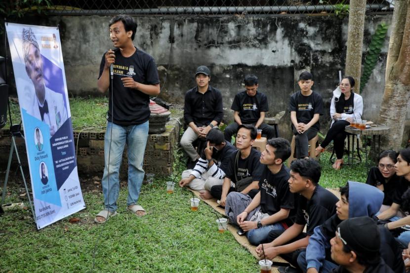 Sejumlah pemuda mengikuti kegiatan bertajuk Diskusi Reaktualisasi Nilai Ideologi di Era Bung Karno yang digelar kelompok sukarelawan, Crivisaya Ganjar di Kota Palembang, Provinsi Sumatra Selatan. 