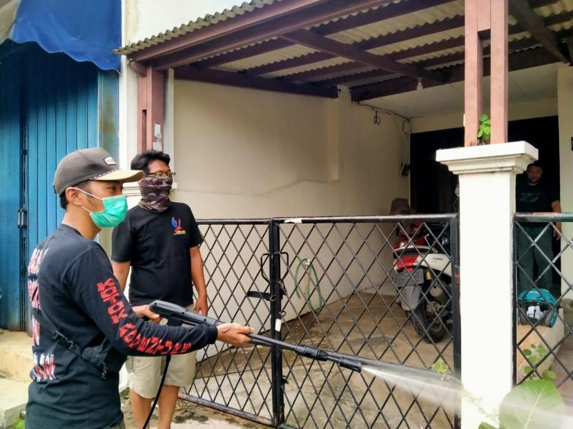 Sejumlah pemuda RW 019 Kelurahan Serua, Ciputat, Tangerang Selatan (Tangsel) lakukan penyemprotan disinfektan sebagai langkah konkrit melawan virus corona atau Covid-19 di sejumlah fasilitas publik, Senin (30/3).