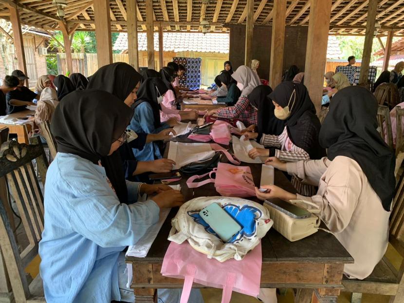 Sejumlah pemudi Jogja antusias mengikuti Workshop Pembuatan Shibori di Cangkir Heritage Resto & Coffee, Kecamatan Mantrijeron, Kota Yogyakarta, Daerah Istimewa Yogyakarta. 