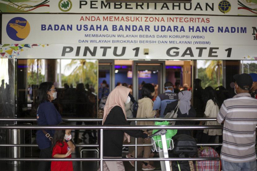 Sejumlah pemudik antre masuk ke dalam terminal keberangkatan di Bandara Internasional Hang Nadim, Batam, Kepulauan Riau, Selasa (26/4/2022) (ilustrasi). Bandara Internasional Batam (BIB) Hang Nadim menambah sejumlah rute penerbangan baru dalam negeri menjelang Maret 2023 atau menjelang Ramadhan 1444 Hijriah/2023 Masehi.