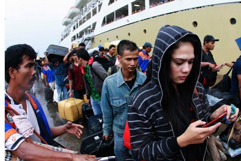 Sejumlah penumpang kapal feri di Pelabuhan Beton Sekupang, Batam.