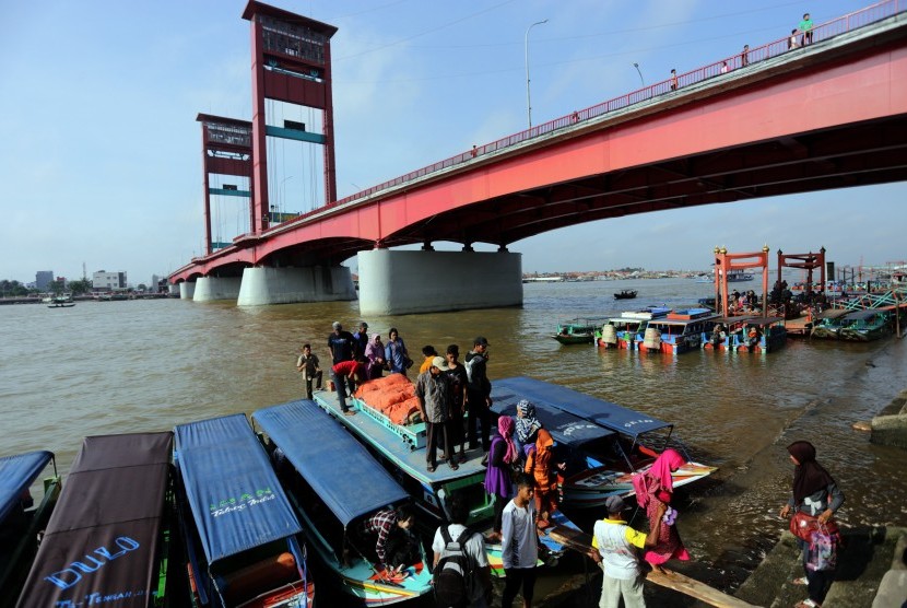 Sejumlah pengguna jasa angkutan sungai tiba di dermaga air bawah jembatan Ampera Palembang, Sumatra Selatan, beberapa waktu lalu.   Kementerian ESDM melalui BPH Migas menetapkan kouta solar untuk transportasi khusus, seperti angkutan sungai.