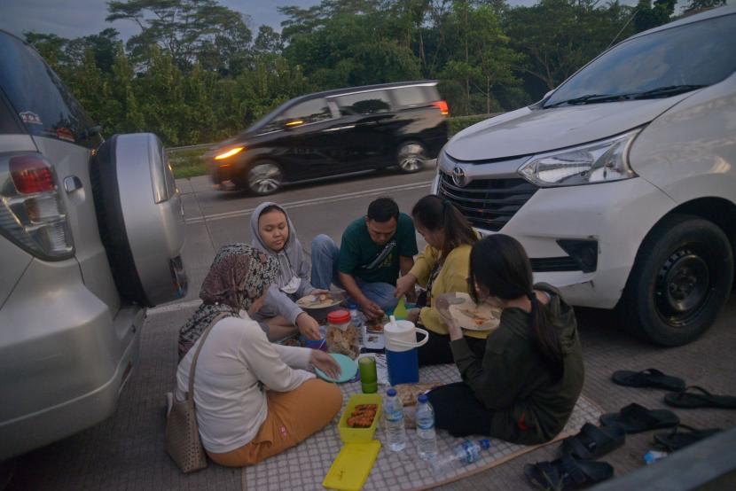 Sejumlah pemudik berbuka puasa sambil beristirahat di KM 102 ruas tol Cikopo-Palimanan, Subang, Jawa Barat, Kamis (28/4/2022). 
