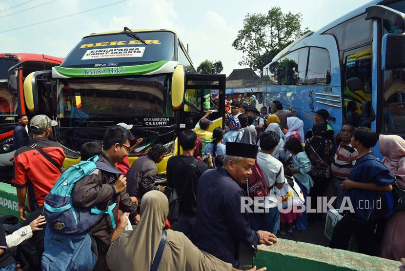 Warga berebut masuk ke dalam bus untuk pulang ke kampung halaman (ilustrasi).